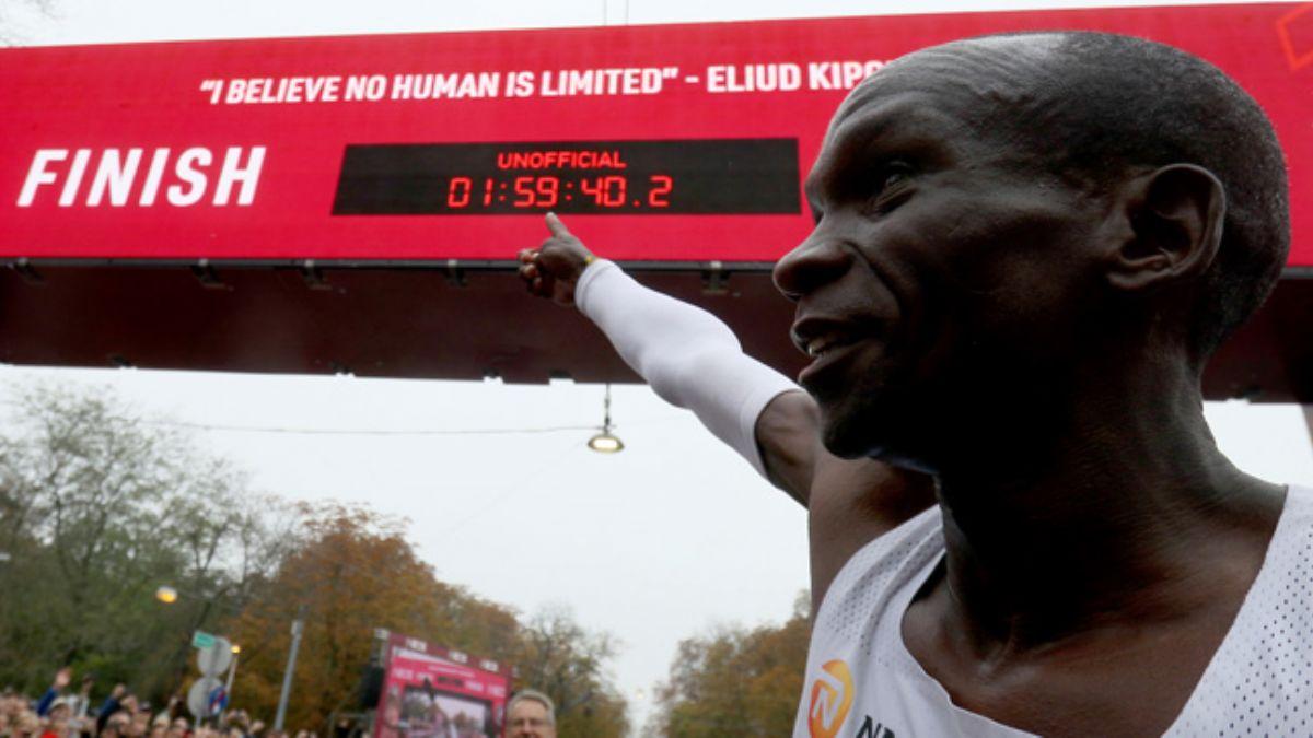 Kenyal atlet Eliud Kipchoge, iki saat barajnn altnda maraton yar tamamlayan ilk sporcu oldu