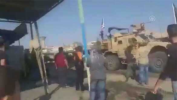 YPG-PKK sempatizanları Suriye'nin kuzeyinden çekilen ABD güçlerini protesto etti