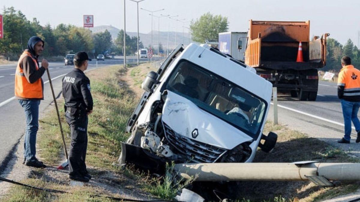 Ankara'da servis minibs devrildi: 15 yaral 