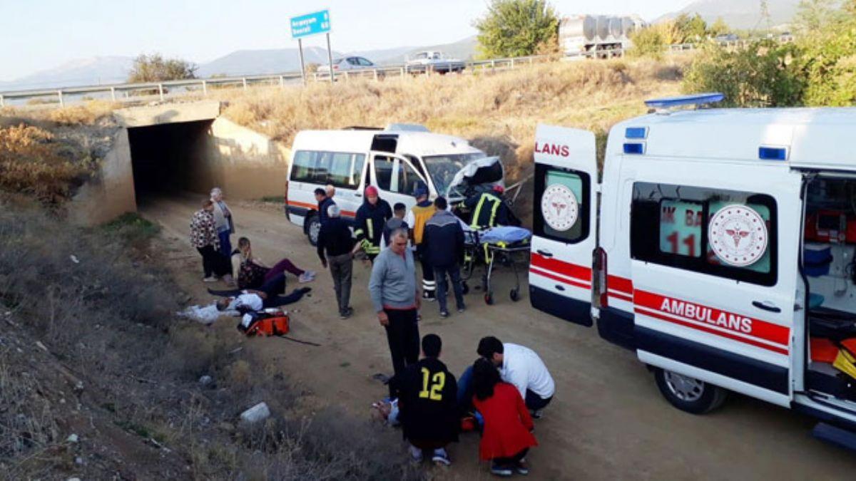 Denizli'de tur minibs ile traktr arpt: 13 yaral       