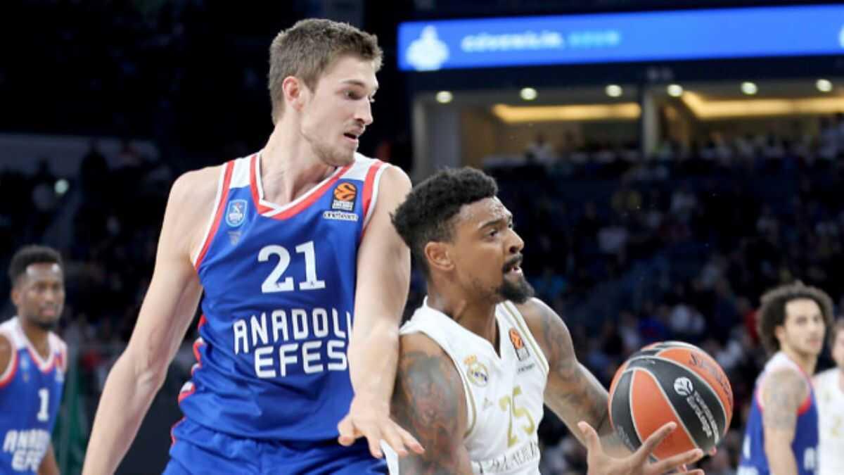 Anadolu Efes, Real Madrid'i farkl malup etti