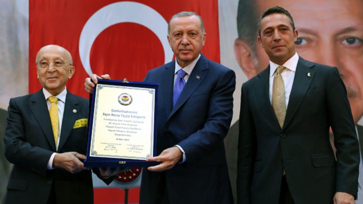 Cumhurbakan Erdoan, Fenerbahe Divan Kurulu yesi oldu ve kendisine plaket takdim edildi