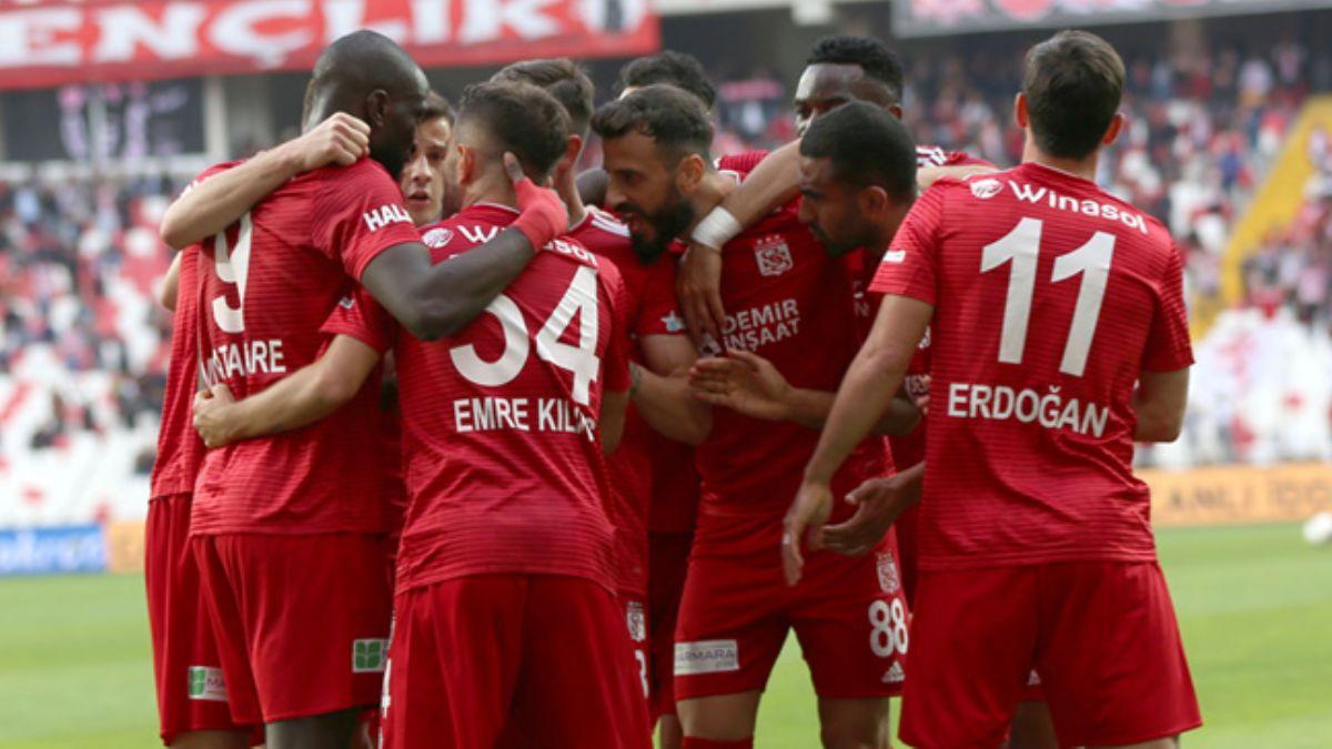 Sivasspor konuk ettii Antalyaspor'u 2-1'le geti