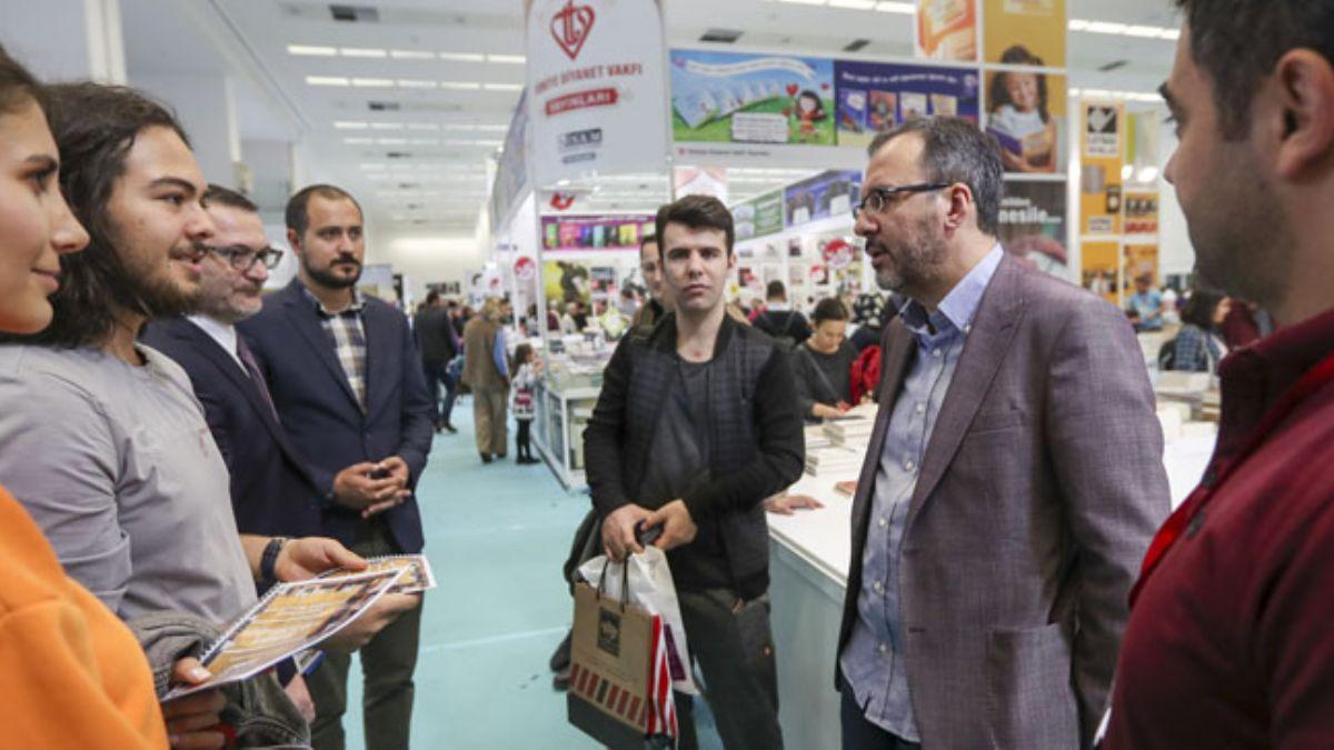 Bakan Kasapolu, Ankara Kitap Fuar'n ziyaret etti