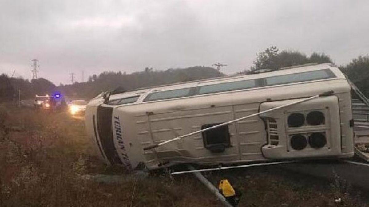 Maden iilerini tayan minibs devrildi: 15 yaral