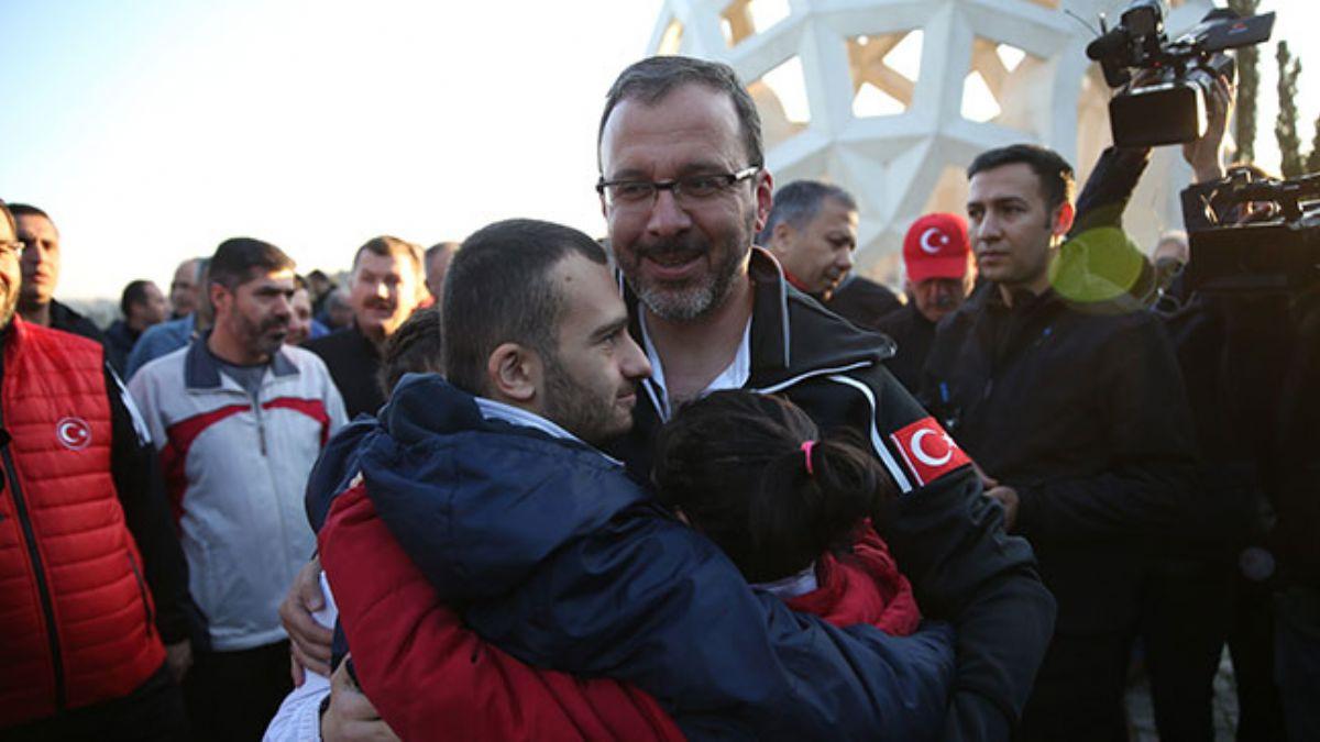 Bakan Kasapolu ve milli sporcular 15 Temmuz ehitler Ant'n ziyaret etti