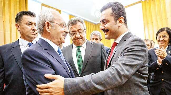 Altay'ın yüzünü ekşiten kucaklama