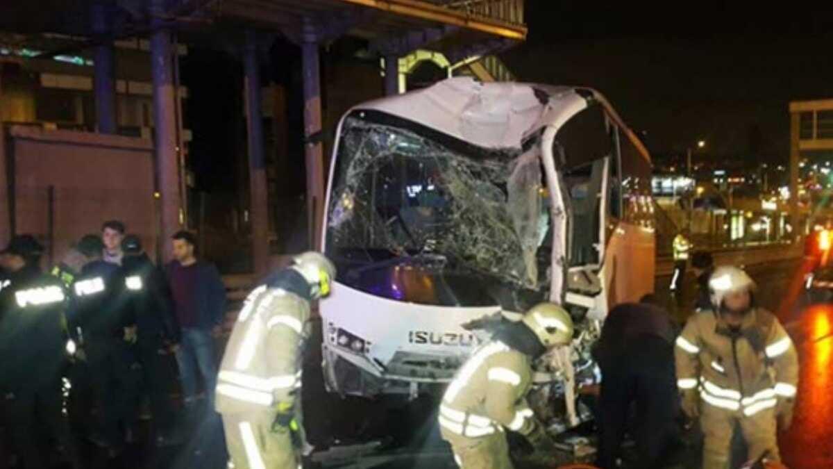 stanbul'da kaza yapan polis aracndaki 2 memur yaraland