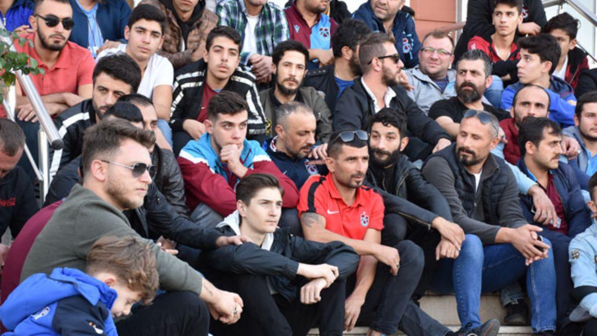 Trabzonspor taraftarlarndan hakemlere 'sessiz' protesto