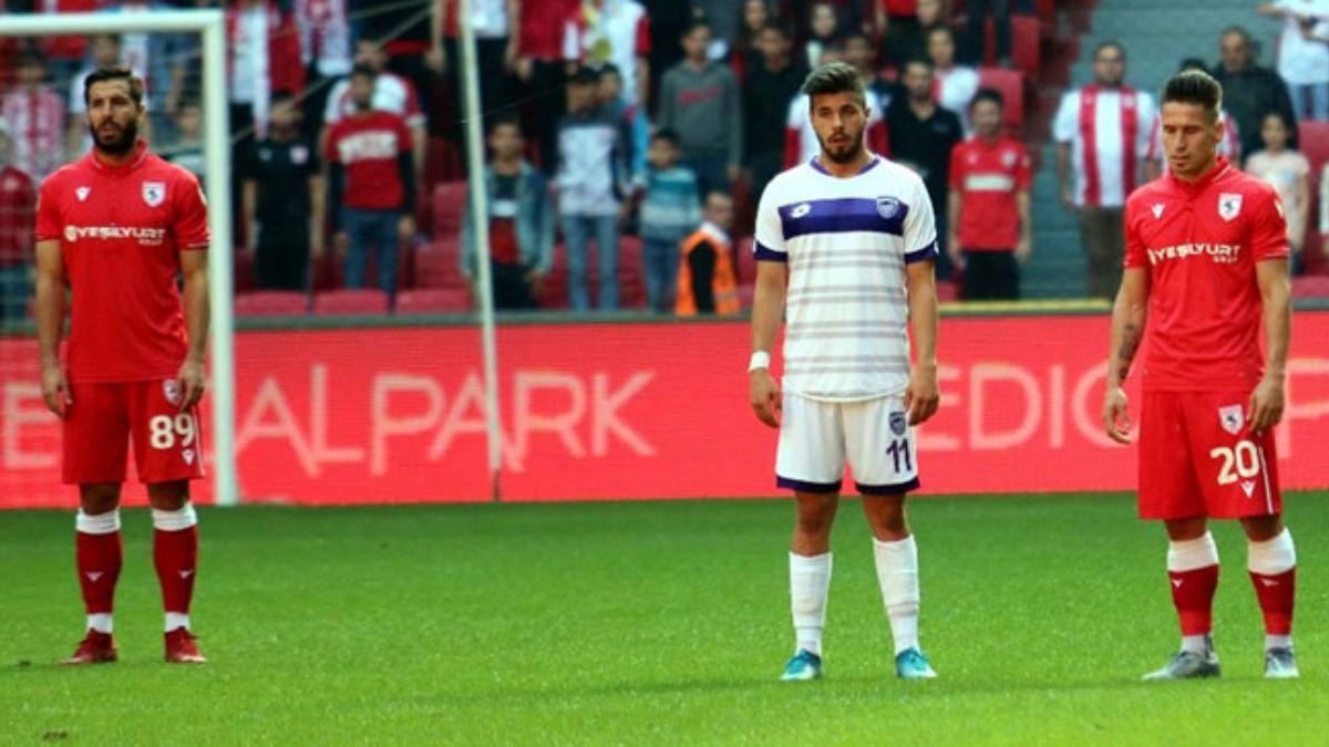 Ylport Samsunspor-Hacettepe ma srasnda futbolcular Atatrk iin sayg duruuna geti