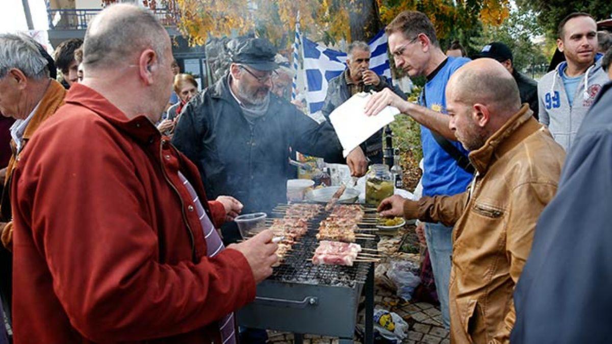 Yunanistan'da irkin protesto! Mltecilere kar domuz etiyle mangal yaptlar