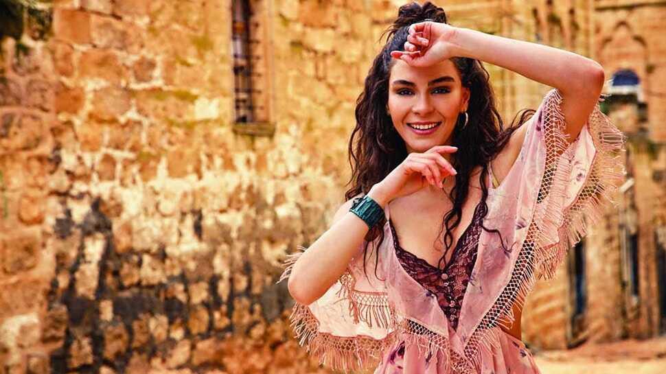 Hercai'nin yıldızı Ebru Şahin'in türkü performansına hayranlarından tam not