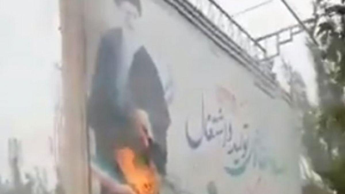 ran'da neler oluyor" Hamaney'in posterini yaktlar! Gstericiler Tahran'n giri-k yollarn kapatt