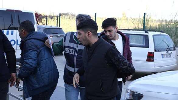 Ünlü internet dizisinin oyuncuları gözaltına alındı! Şişle saldırdılar