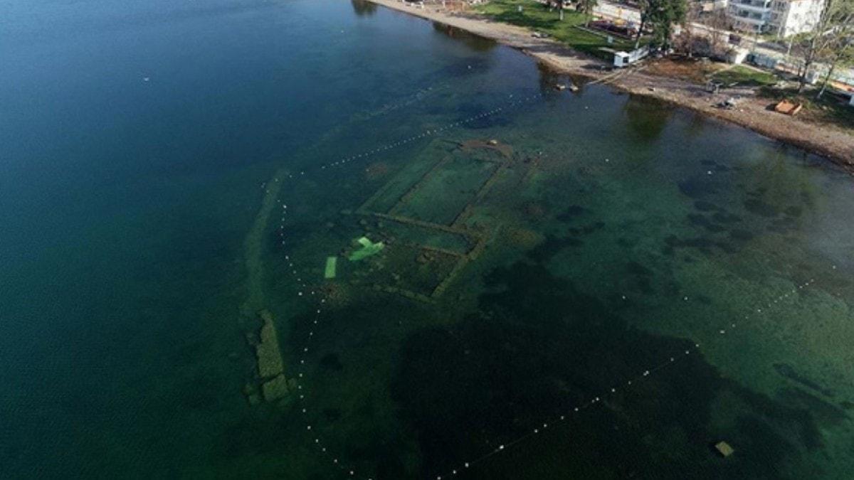 Su ekilmesi znik Gl'ndeki bazilikay grnr hale getirdi