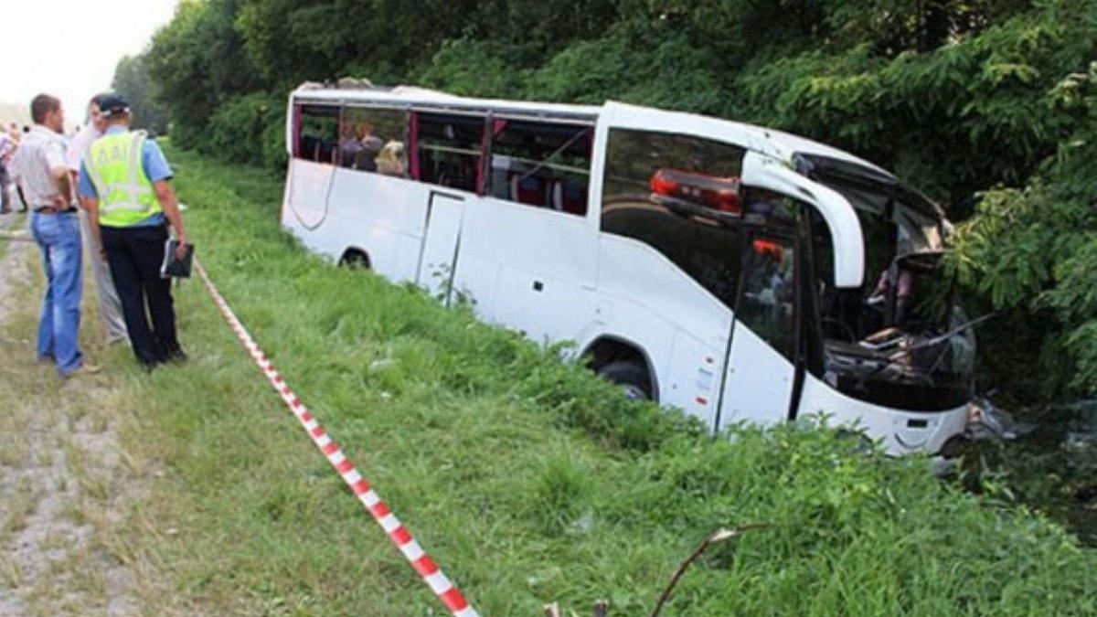 Rusya'da yolcu otobsn devrilmesi sonucu 15 kii ld