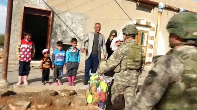 Mehmetçikten küçük Pınar'a ziyaret