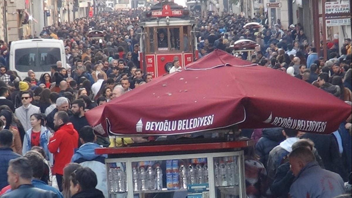 stiklal Caddesi'nde insan seli! stanbullu sokaa akn etti