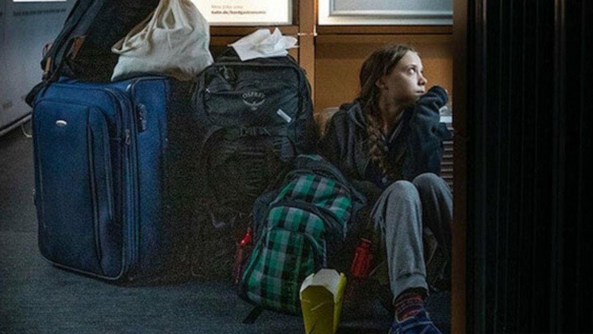Greta'nn tren yalan ifa oldu: Birinci mevkide seyahat edip koridorda otururken fotoraf paylat