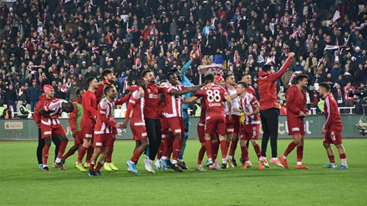 Sivasspor liderlik yarnda puan farkn at