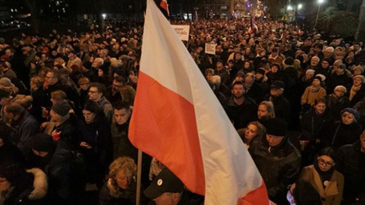 Polonya'da on binler yine sokaklarda