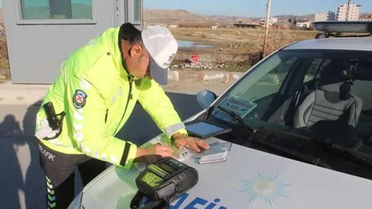 Batman'da polis, trafik kontrolnde eine ceza yazd