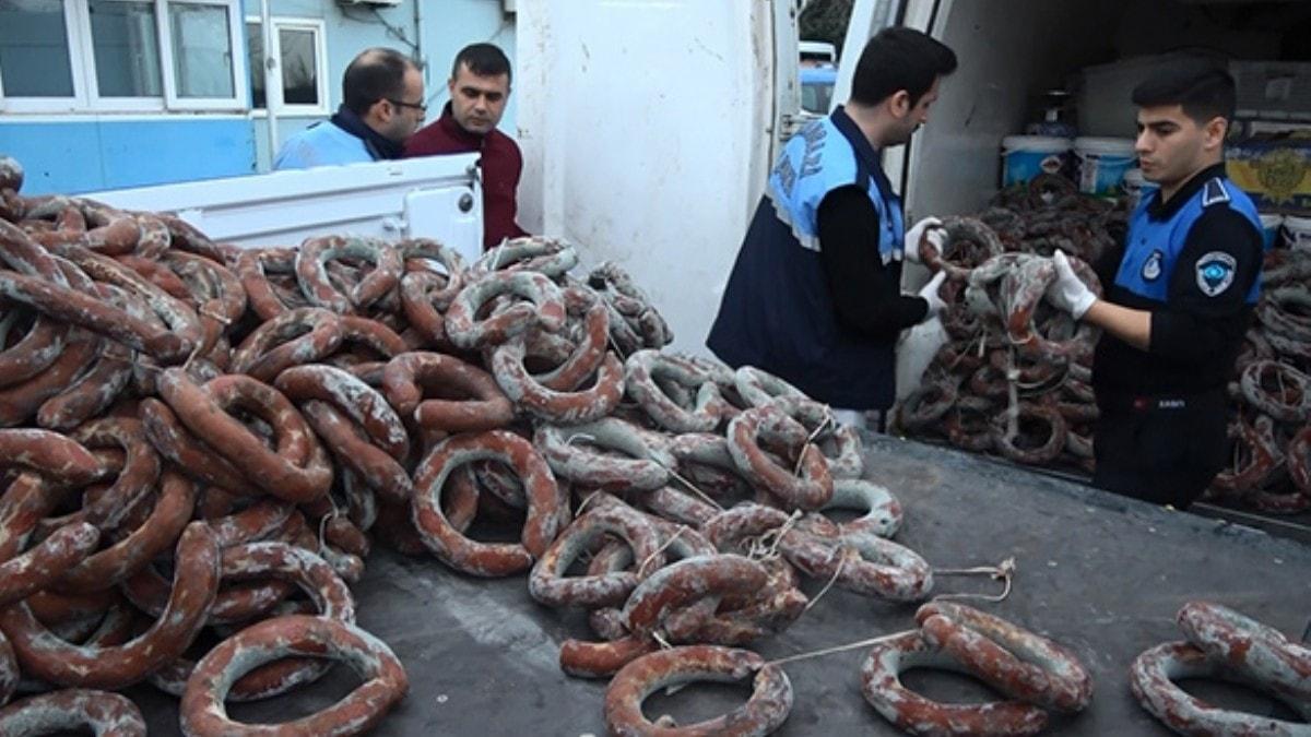 Vatandaa yedireceklerdi... Sultangazi'de kokmu ve kflenmi rnleri satmak isteyen kii yakaland