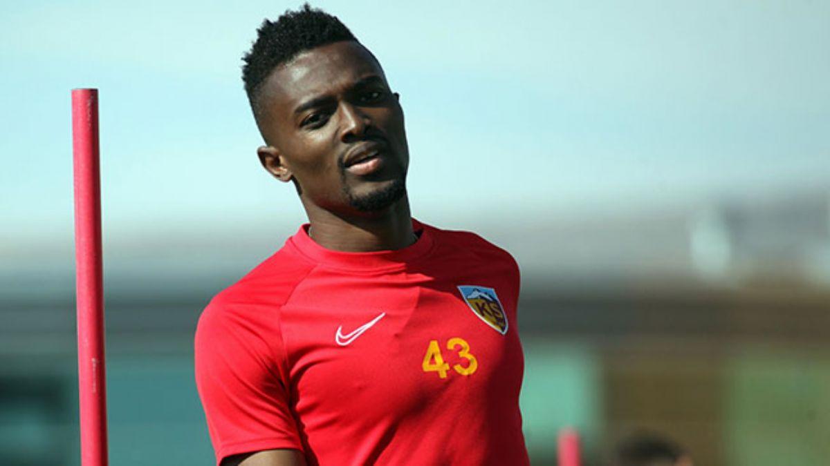 Galatasaray'n transfer gndeminde yer alan Mensah, Avrupa'ya gitmek istiyor