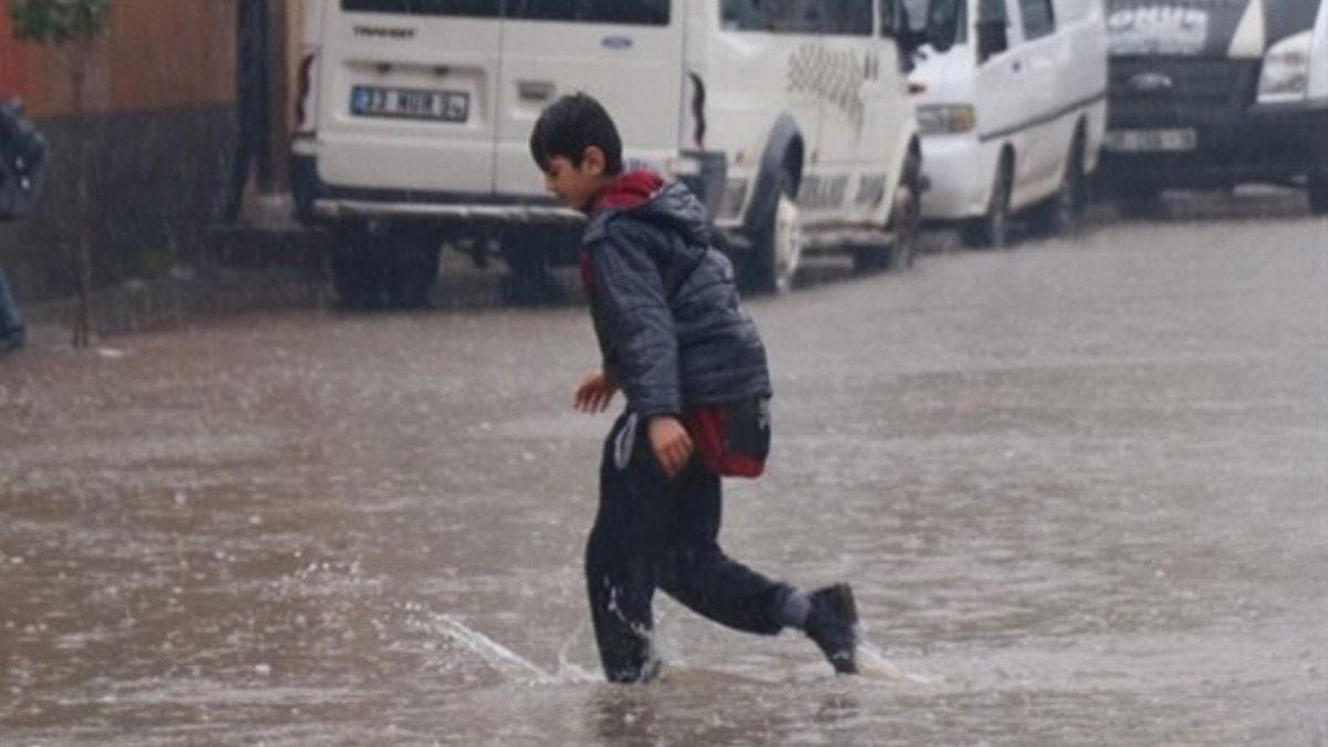 Adana'da 4 merkez ilede saanak nedeniyle eitime ara verildi