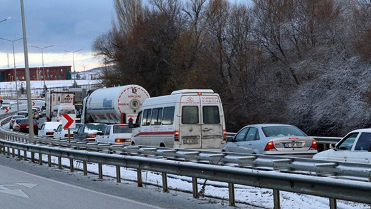 Yollar buz pistine dnd! Burdur- Antalya karayolunda 5 kilometrelik ara kuyruu 