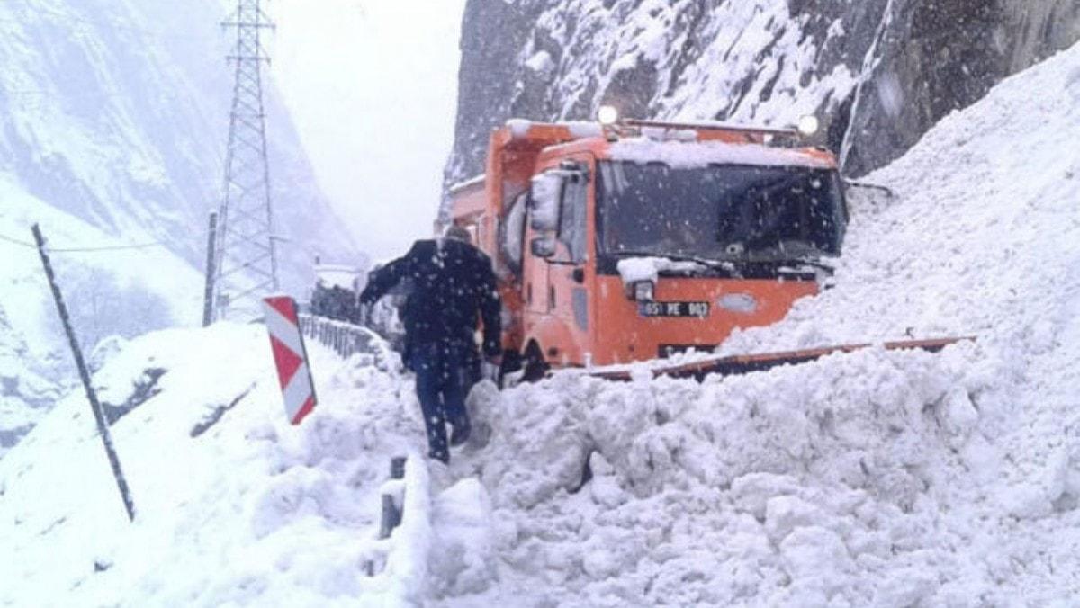 Hakkari'de yola  dt, Karayollar operatr tehlike atlatt