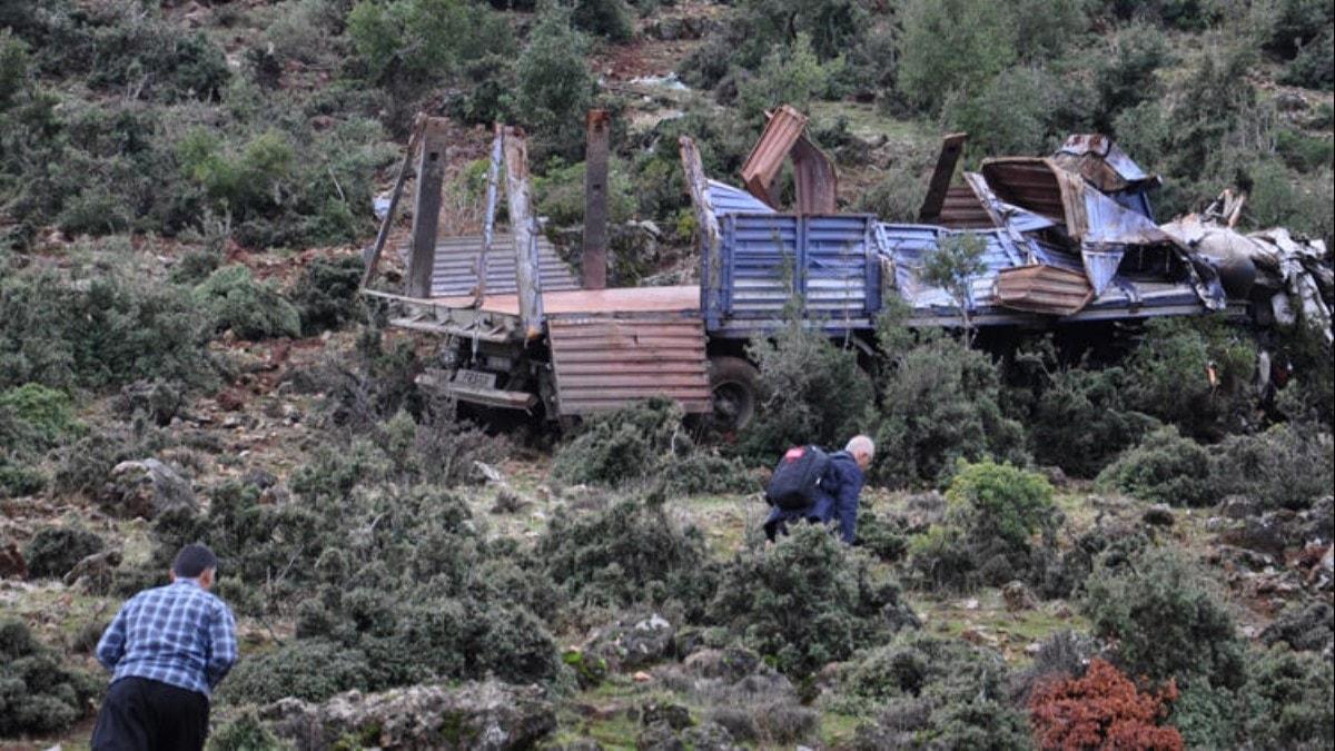 Mucize kurtulu! 80 metreden yuvarlanan TIR'n ofr yaraland