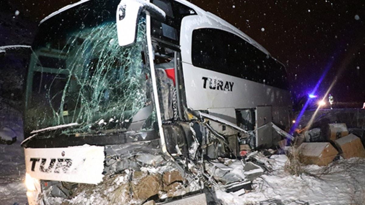 Erzincan'da yolcu otobs i makinesine arpt! ok sayda yaral var