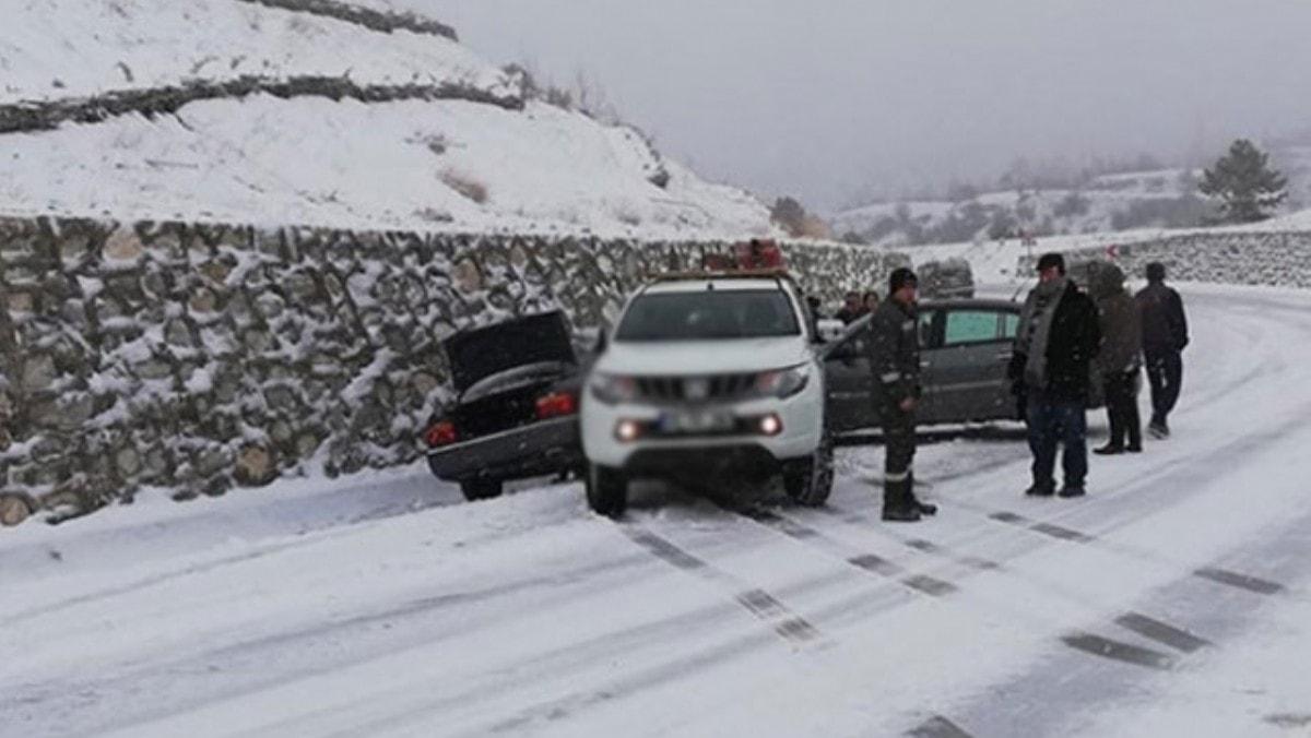 Denizli'de buzlanan yolda zincirleme kaza: 8 ara birbirine girdi