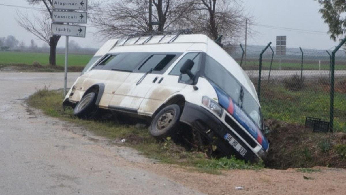 Tarm iilerini tayan minibs ile otomobil arpt: 10 yaral