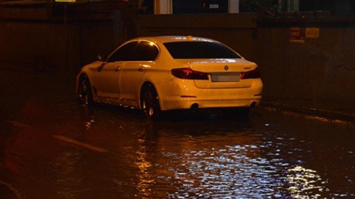 stanbul'da yamur etkisini gsterdi! Lks otomobil byle mahsur kald