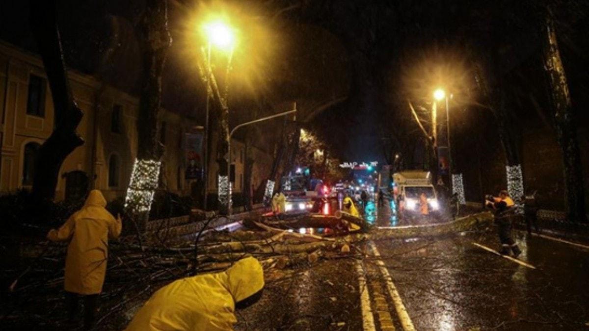 stanbul'da iddetli yamur ve frtnann etkisi sryor