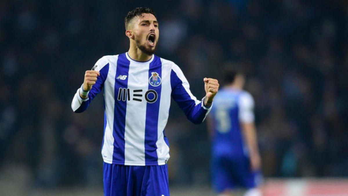 Eski Galatasarayl Alex Telles '1' numarada