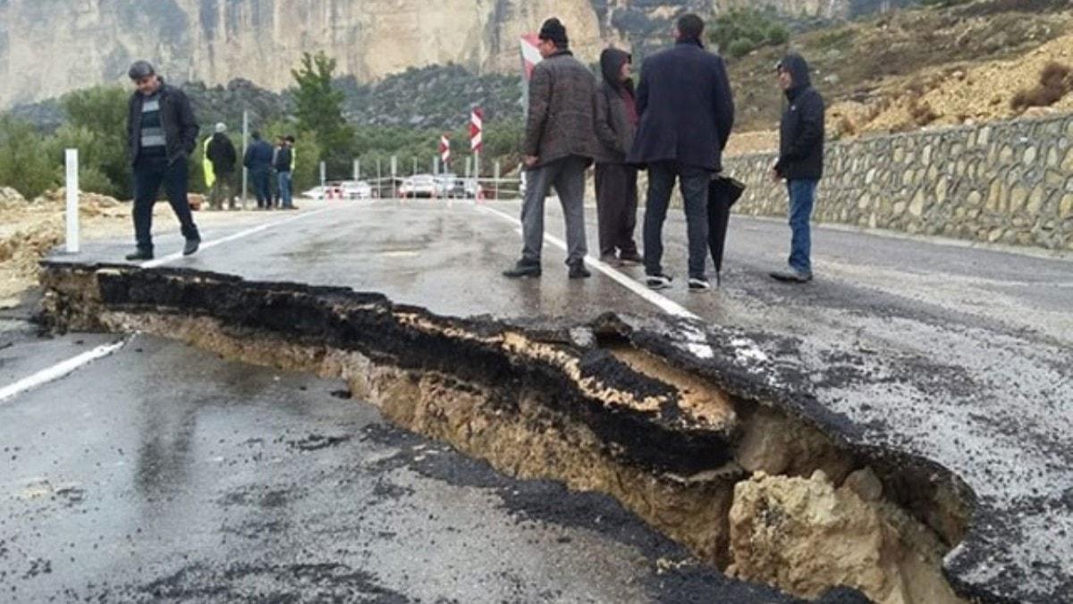 Mersin'de heyelan: ken yol trafie kapatld