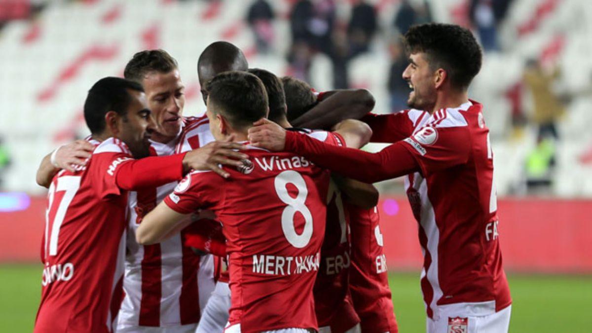 Lider Sivasspor kupada Yeni Malatyaspor'u farkl malup etti