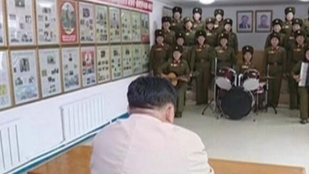 Kadn askerlerden Kim Jong-un'a sevgi gsterisi