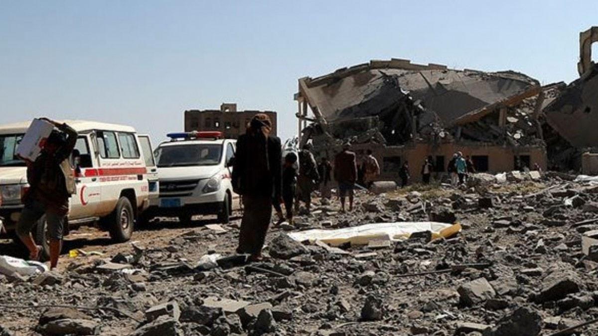 Yemen'de askeri kamp bombaland: 70 l 