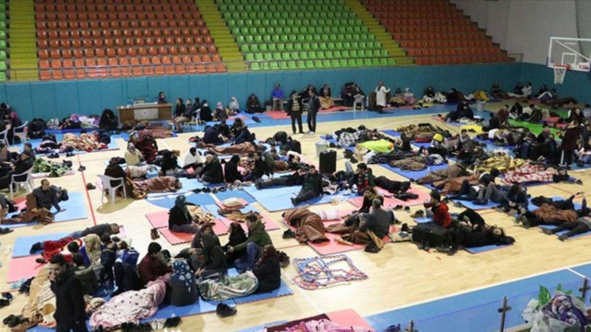 Depremden etkilenen baz Elazllar geceyi spor salonunda geirdi