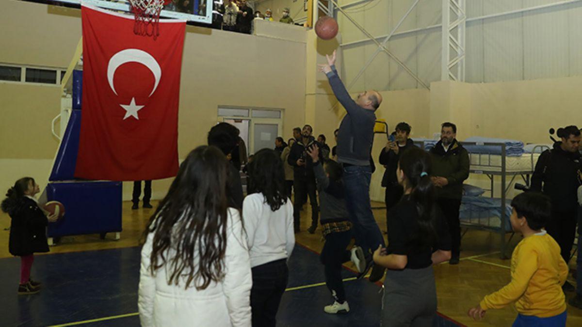 ileri Bakan Soylu depremzede ocuklarla basketbol oynad