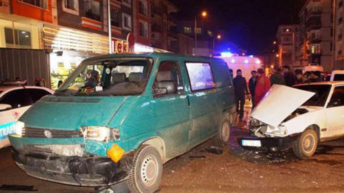 Ankara'da otomobil ile minibs arpt: 4 yaral