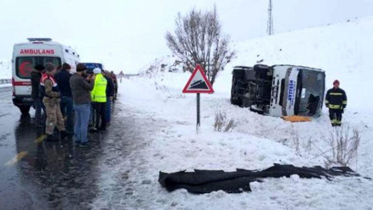 Erzurum'da zel halk otobs yol kenarna devrildi: 1 l, 20 yaral