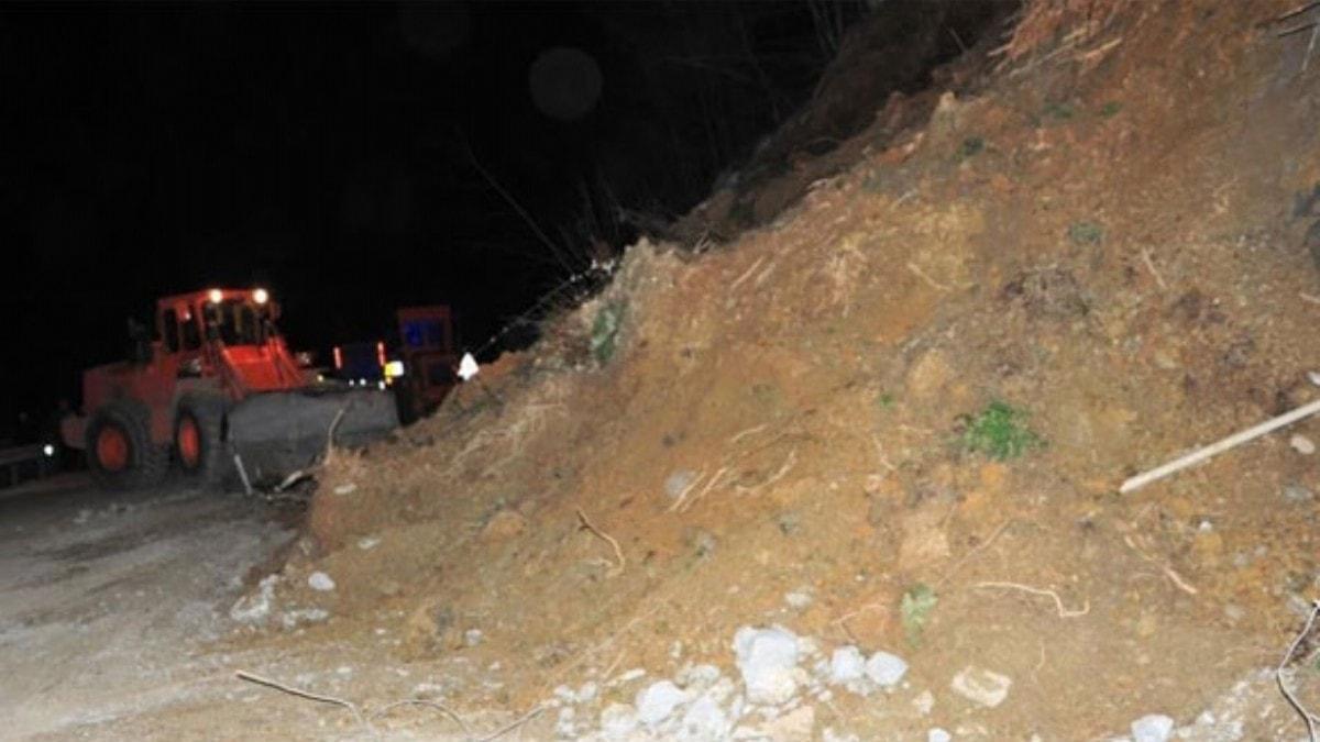 Bolu'da kara yolunda heyelan