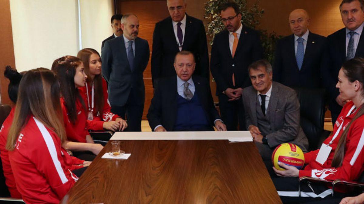 Cumhurbakan Erdoan, A Milli Kadn Voleybol Takm oyuncularyla bir araya geldi