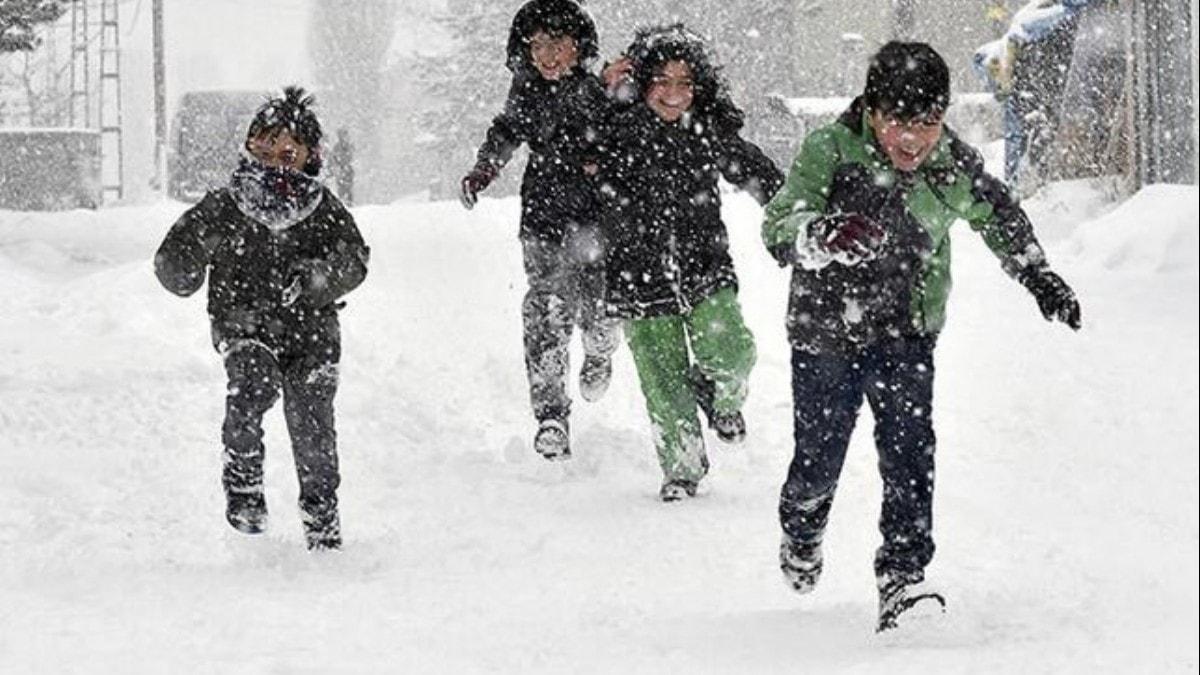 Dzce'de kar ya nedeniyle okullar bir gn sreyle tatil edildi