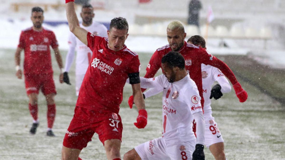 Antalyaspor deplasmanda Sivasspor ile 1-1 berabere kalarak kupada yar finale ykseldi